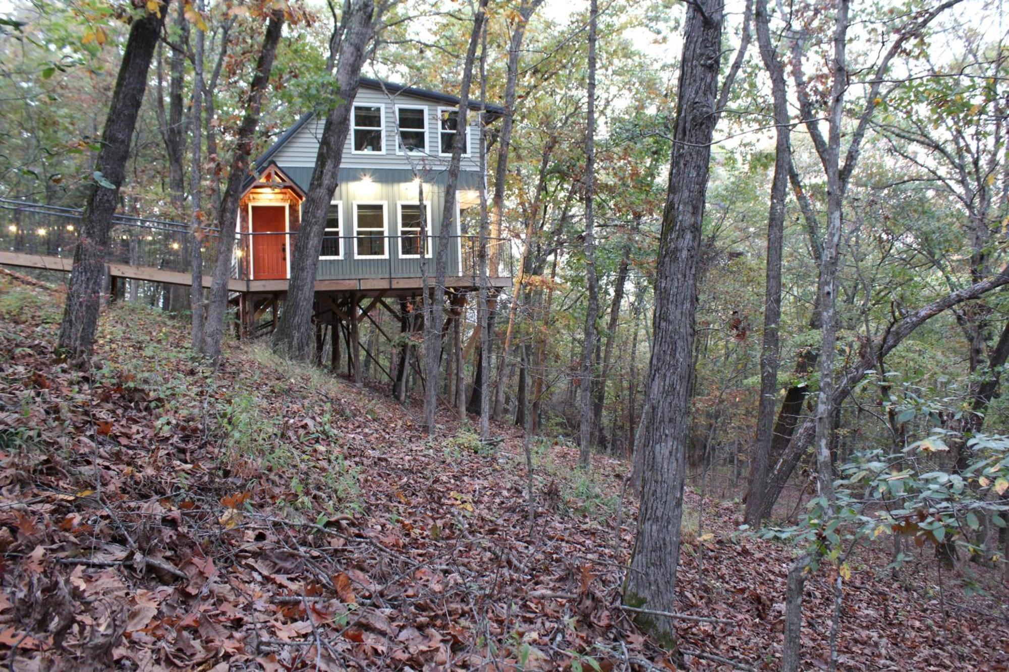 Вилла Secluded Treehouse In The Woods - Tree Hugger Hideaway Брэнсон Экстерьер фото