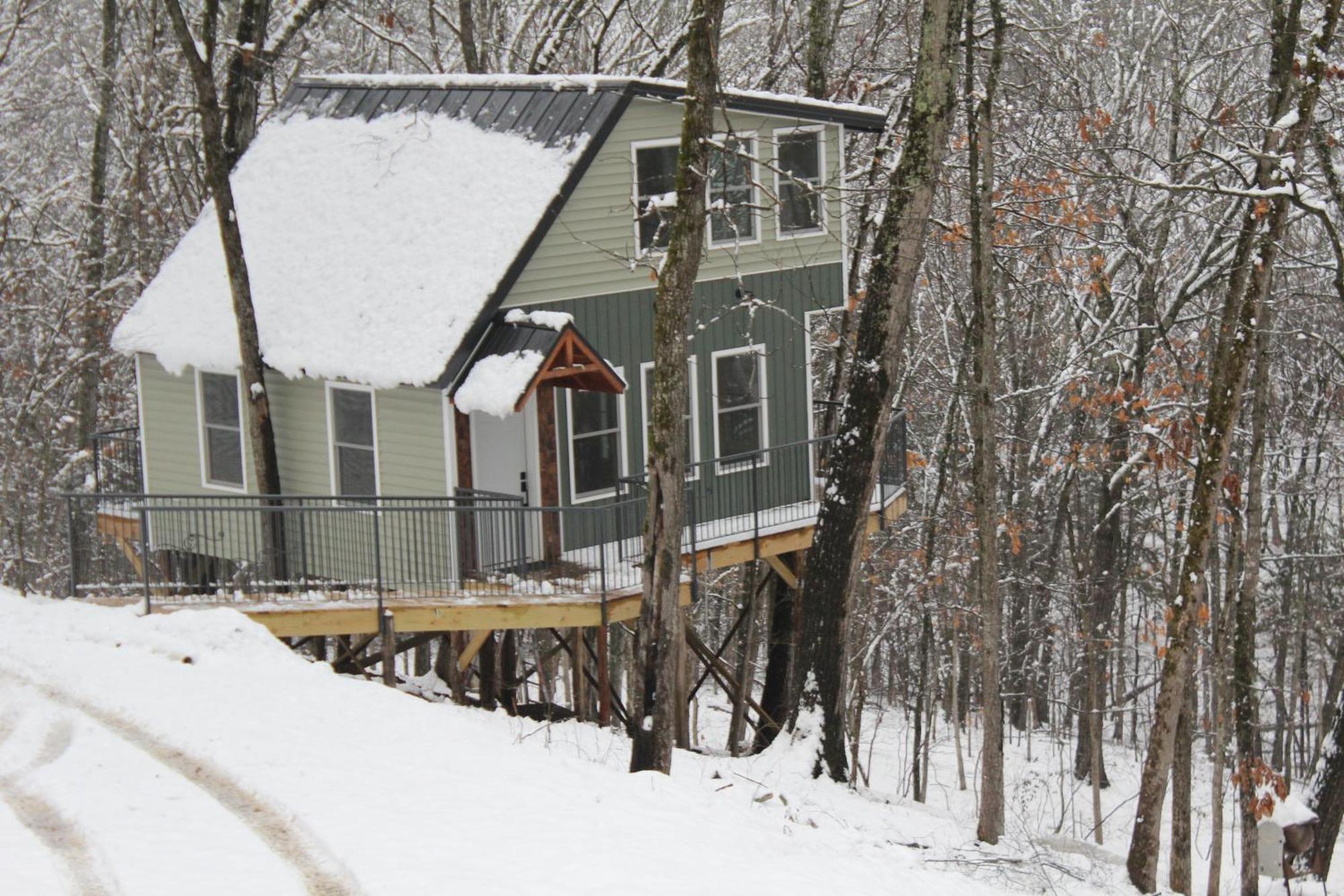 Вилла Secluded Treehouse In The Woods - Tree Hugger Hideaway Брэнсон Экстерьер фото
